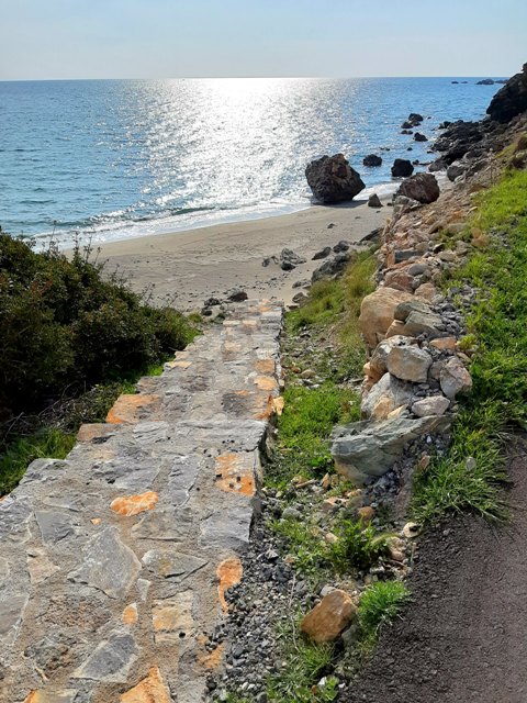 schodki na pustą plażę