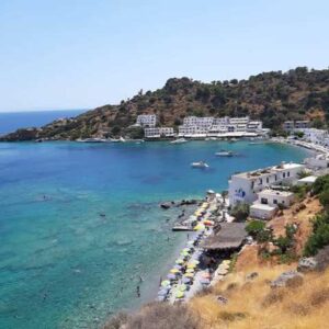 osada białych domków nad zatoką loutro