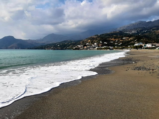 zatoka plakias w pochmurny dzień