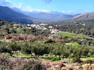 widok na wioskę mixorouma i w tle Góry Biale