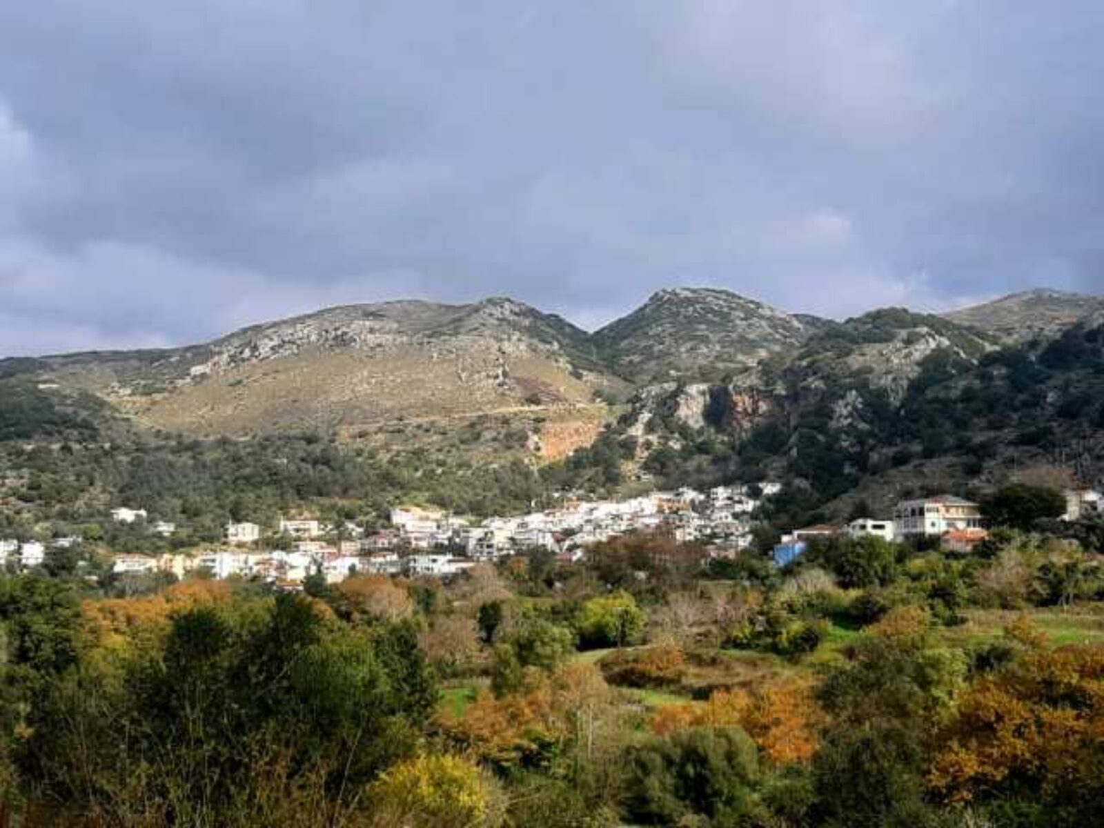 widok na górską miejscowość Spili