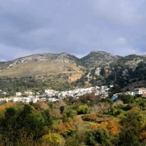 widok na górską miejscowość Spili