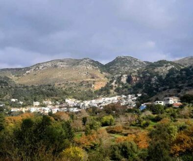 widok na górską miejscowość Spili