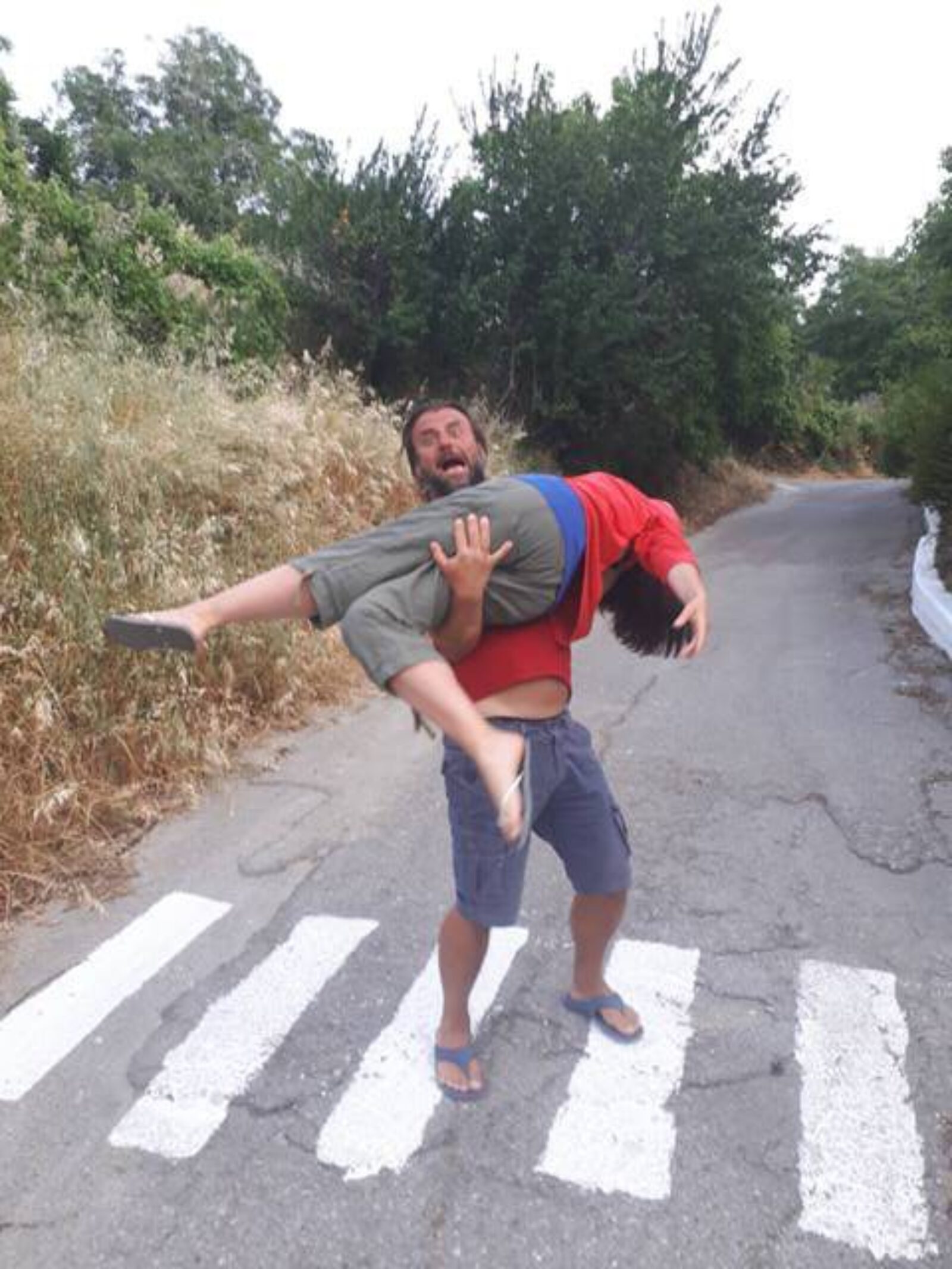 Marek z Magdą na rękach na oprzejściu