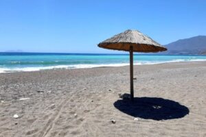 parasol na plaży słomiany parasol na pustej plaży