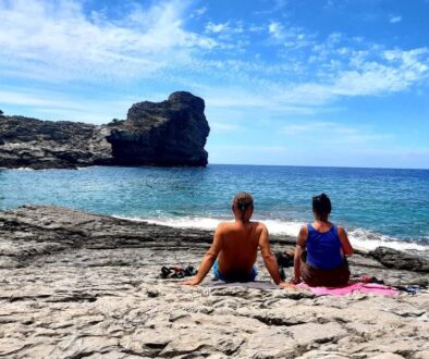 kobieta i mężczyzna na kamienistej plaży