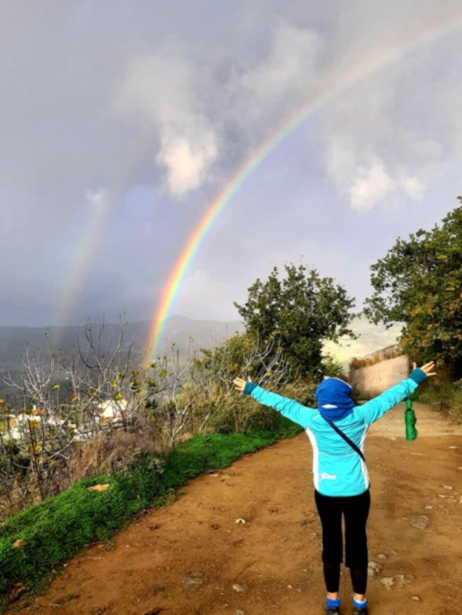 ja z rękami uniesionymi do tęczy
