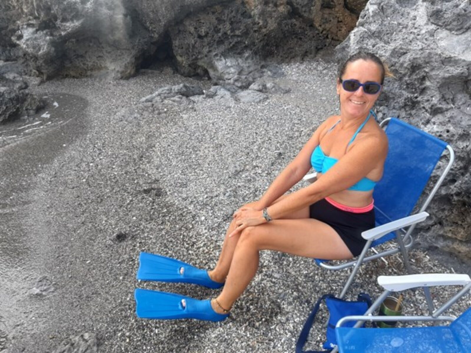 ja w płetwach na leżaku na plaży