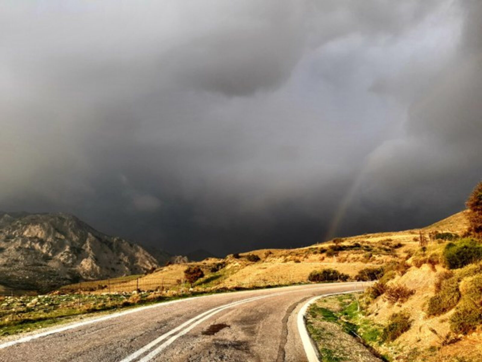 tęcza na czarnym niebie